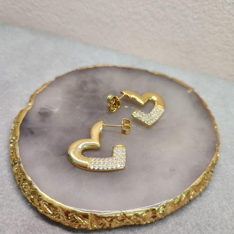 BRINCO OURO MEIA ARGOLA CORAÇÃO ZIRC