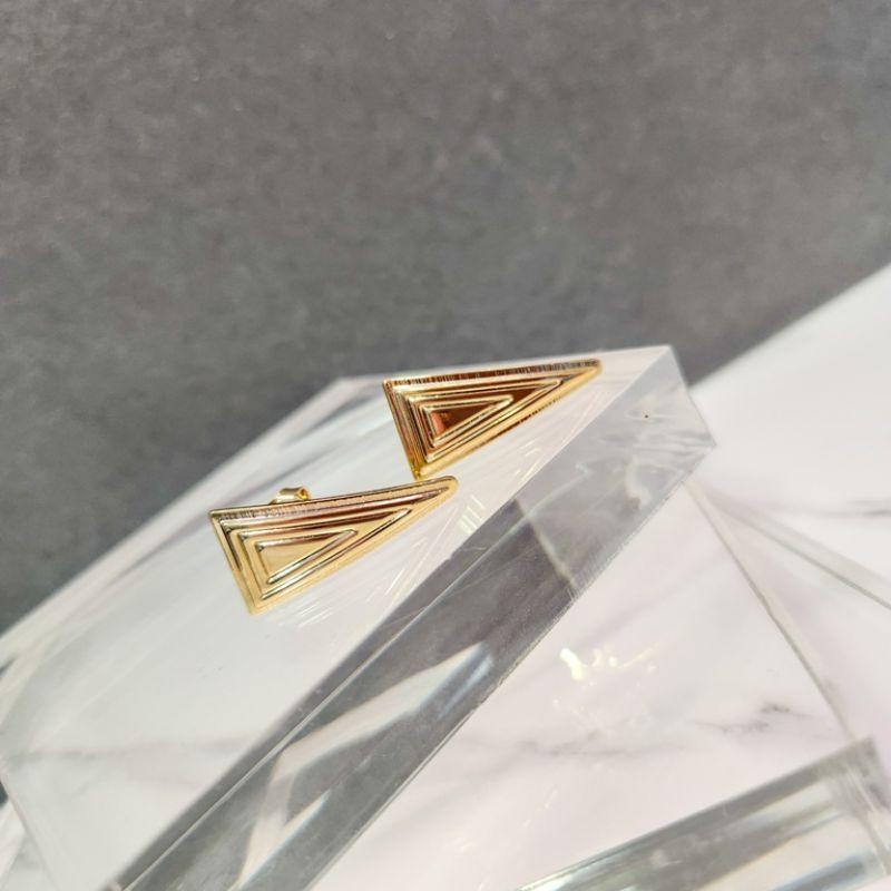 BRINCO OURO TRIANGULO DESENHADO