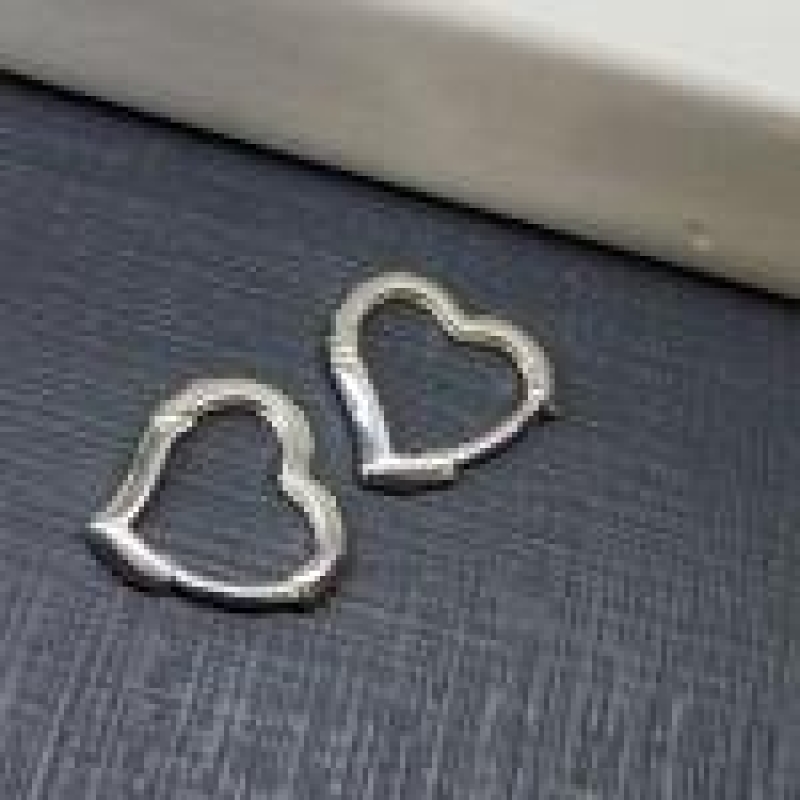 BRINCO PRATA ARGOLA CORAÇÃO P