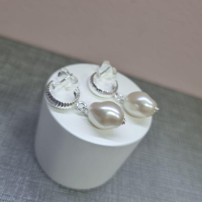 BRINCO PRATA ARGOLA PÉROLA BARROCA