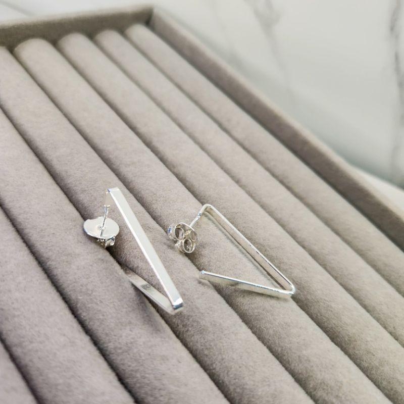 BRINCO PRATA ARGOLA TRIANGULO G