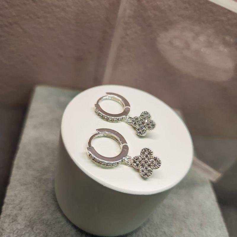 BRINCO PRATA ARGOLINHA FLOR ZIRC