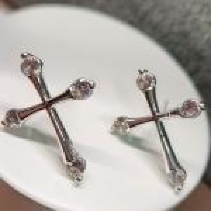 BRINCO PRATA CRUZ 3 PONTOS DE LUZ