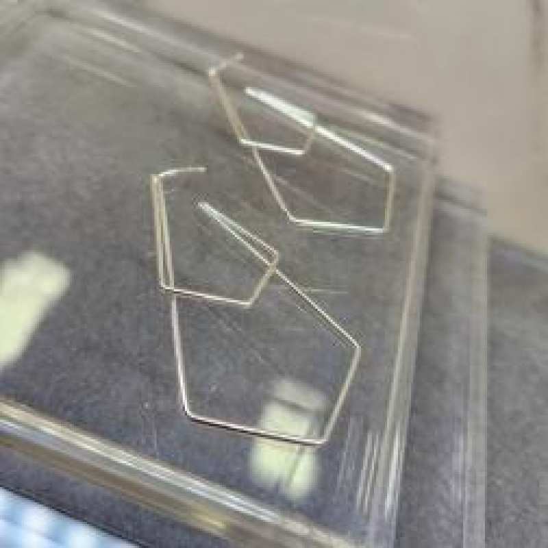 BRINCO PRATA LOSANGO CAMANDAS