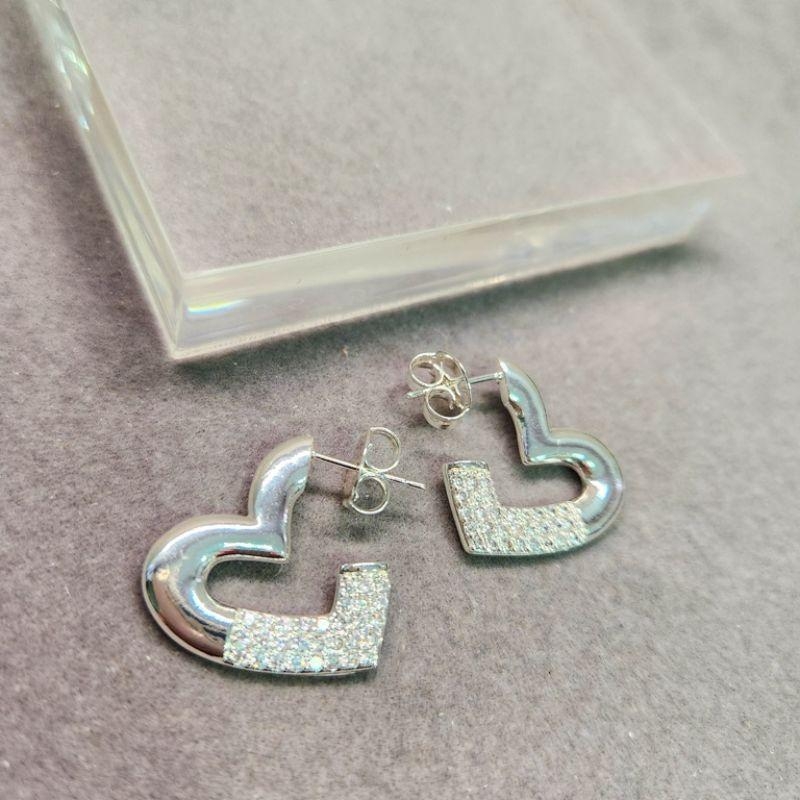 BRINCO PRATA MEIA ARGOLA CORAÇÃO ZIRC