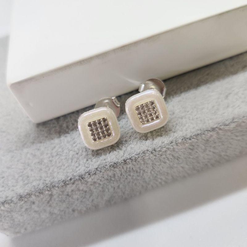 BRINCO PRATA QUADRADO MADREPÉROLA V  ZIRC