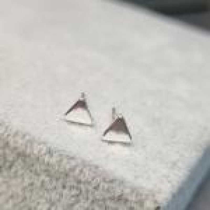 BRINCO PRATA TRIANGULO CHAPADO M	