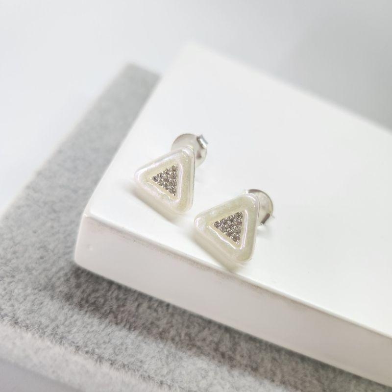 BRINCO PRATA TRIANGULO MADREPÉROLA V ZIRC