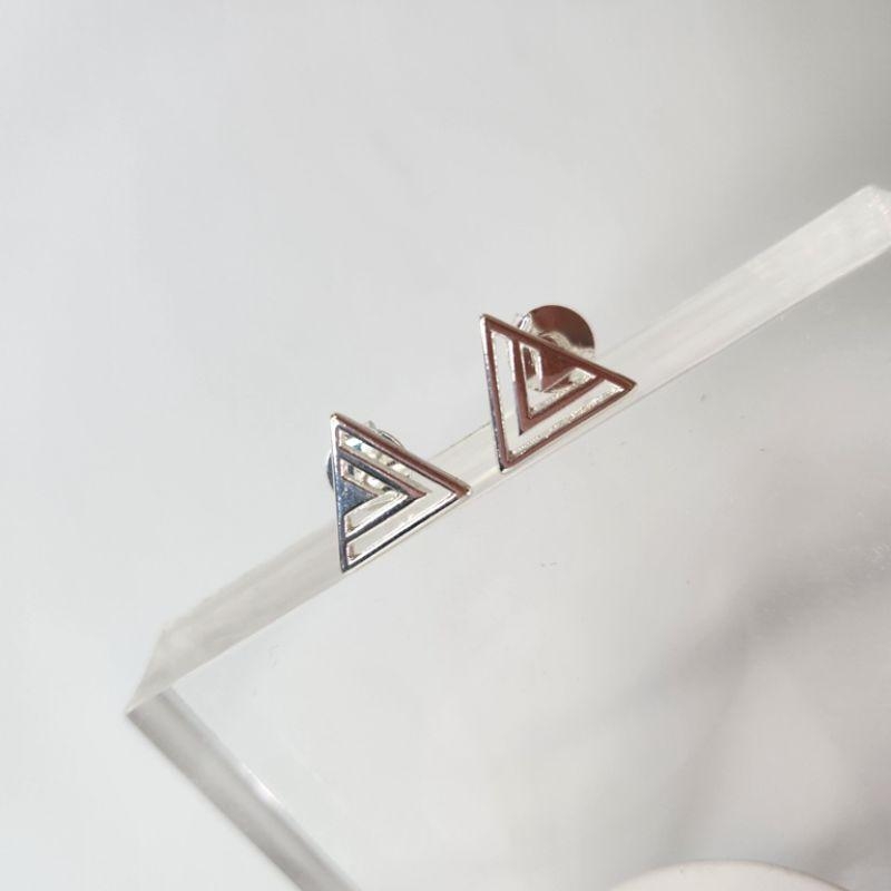 BRINCO PRATA TRIANGULO VAZADO