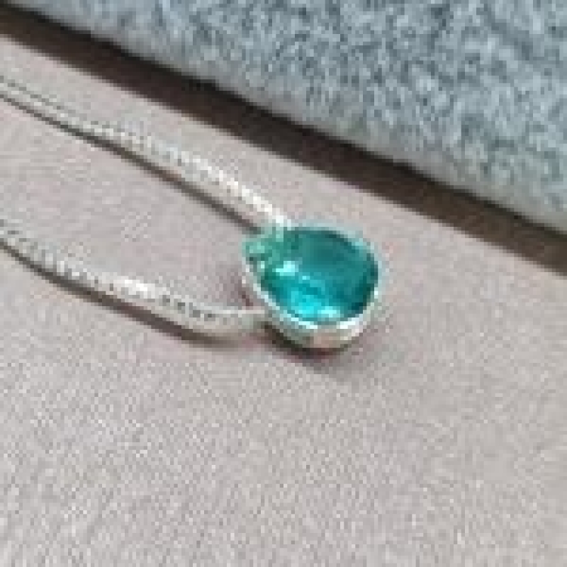 COLAR PRATA GOTINHA ESMERALDA COL