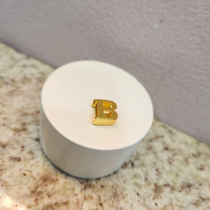 Inicial ouro B
