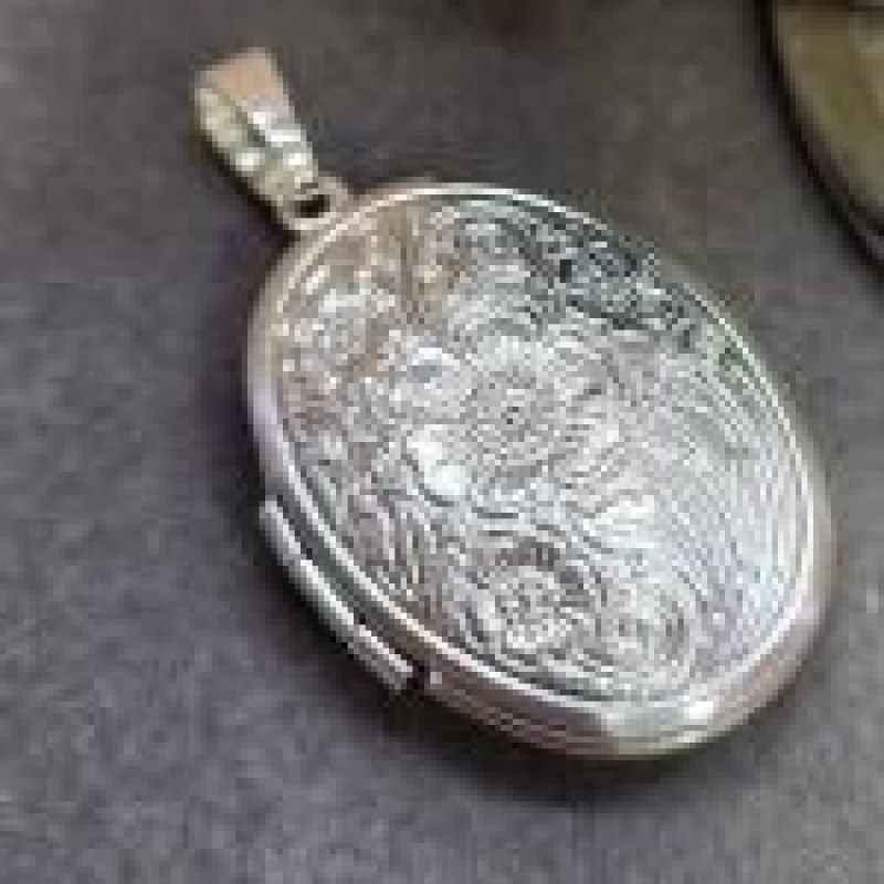 PINGENTE PRATA RELICÁRIO OVAL