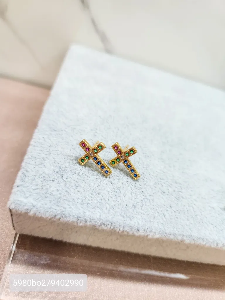 BRINCO OURO CRUZ COLOR