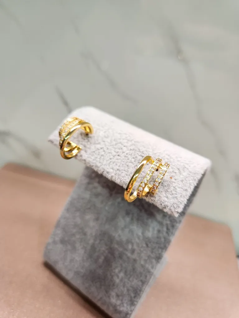 BRINCO OURO MEIA ARGOLA LISA ZIRC