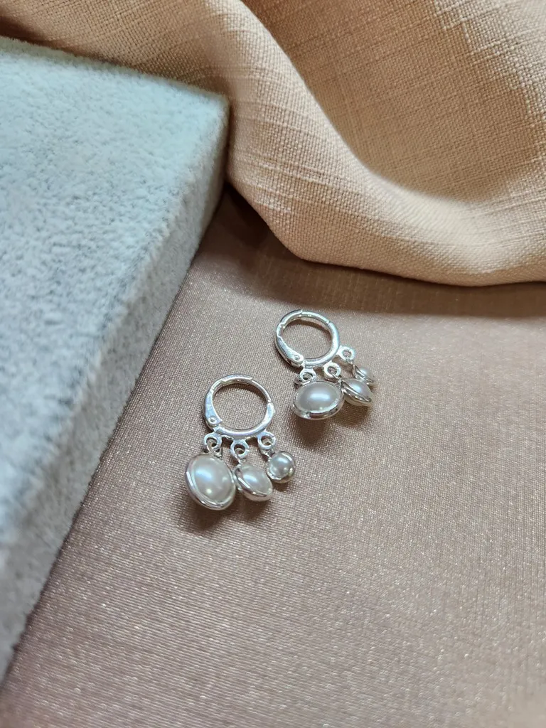 BRINCO PRATA ARGOLA PÉROLA 3