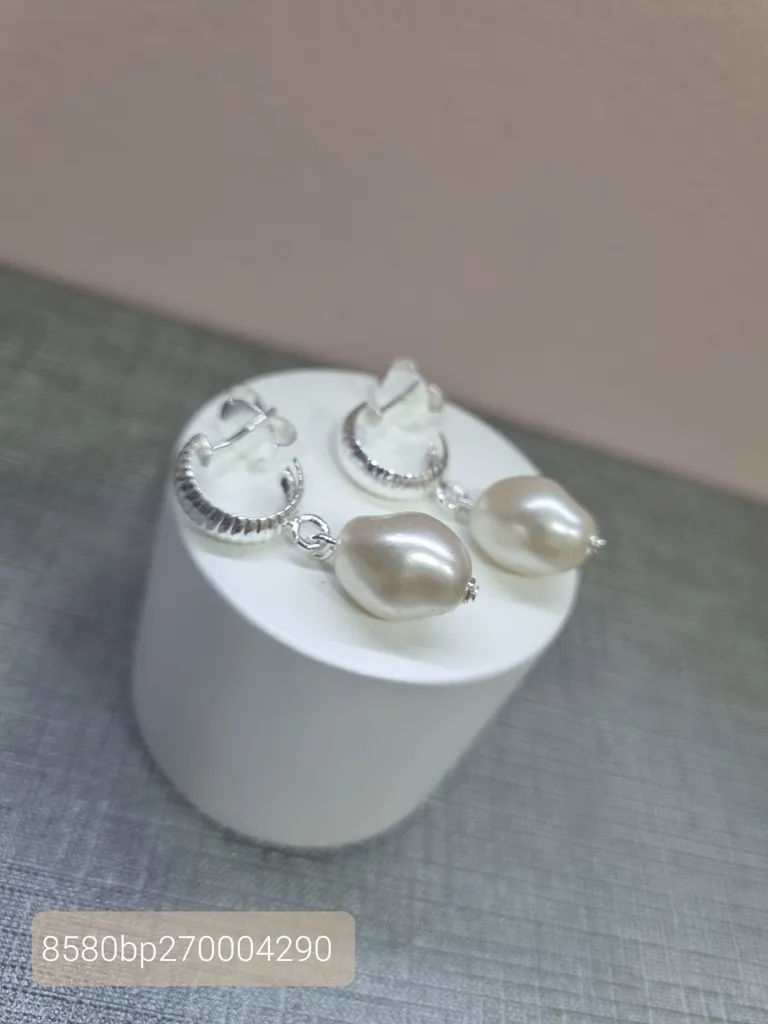 BRINCO PRATA ARGOLA PÉROLA BARROCA