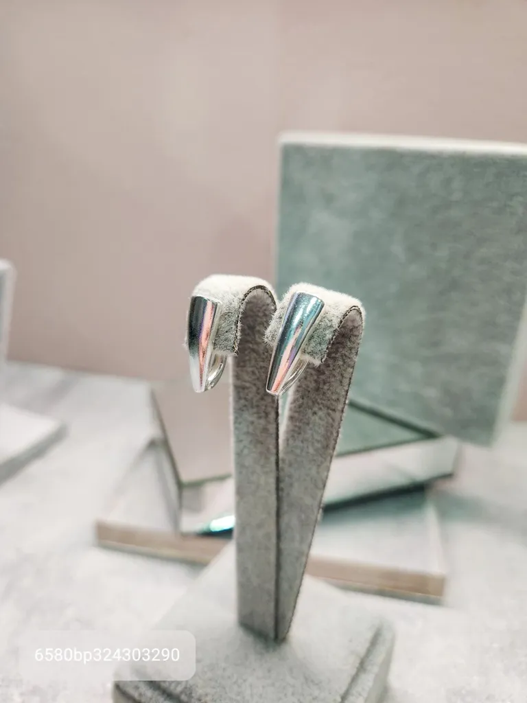 BRINCO PRATA ARGOLA TRIANGULO CHAP