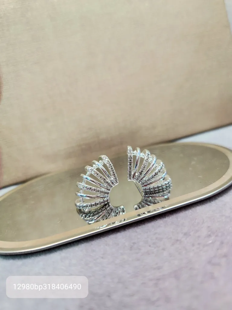 BRINCO PRATA CONCHA ZIRCONIAS