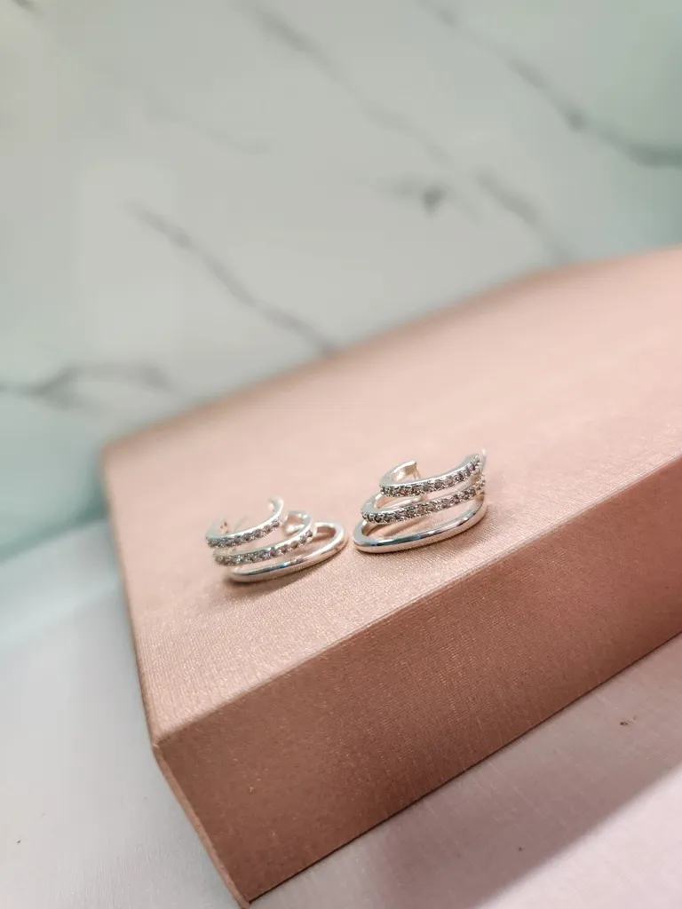 BRINCO PRATA MEIA ARGOLA LISA ZIRC