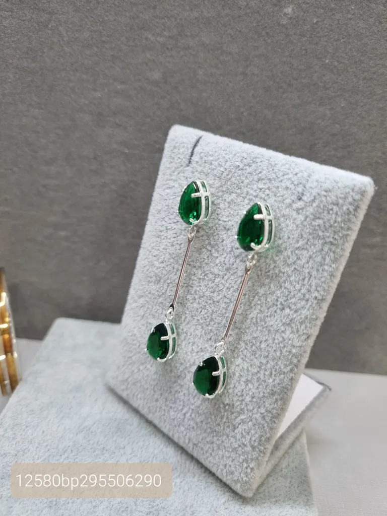 BRINCO PRATA PINO ESMERALDA GOTA