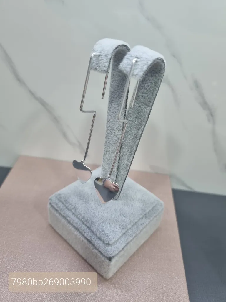 BRINCO PRATA PONTA CORAÇÃO