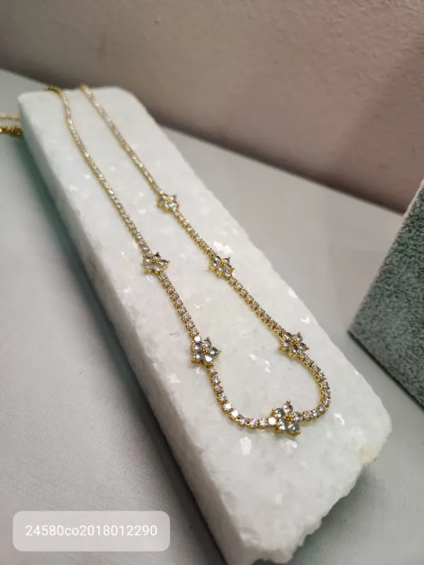 COLAR OURO RIVIERA FLOR ZIRC BRANCAS