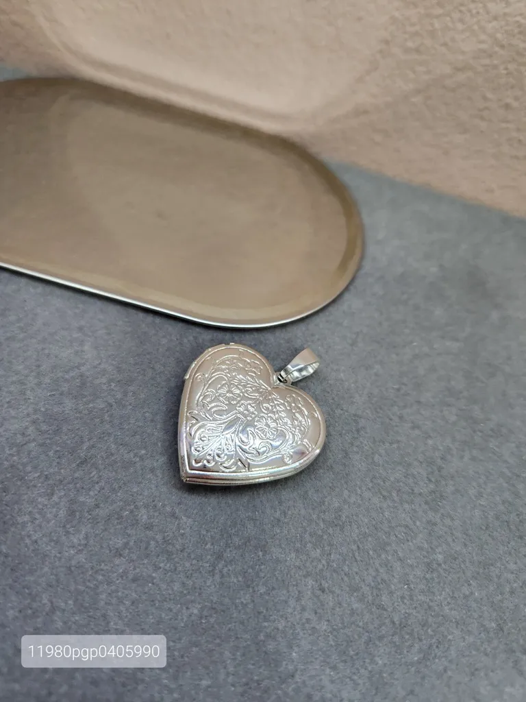 PINGENTE PRATA RELICÁRIO CORAÇÃO