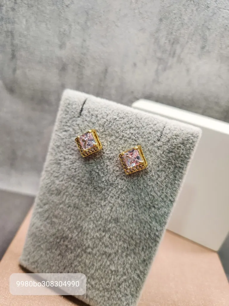 BRINCO OURO QUADRADO CRISTAL Z