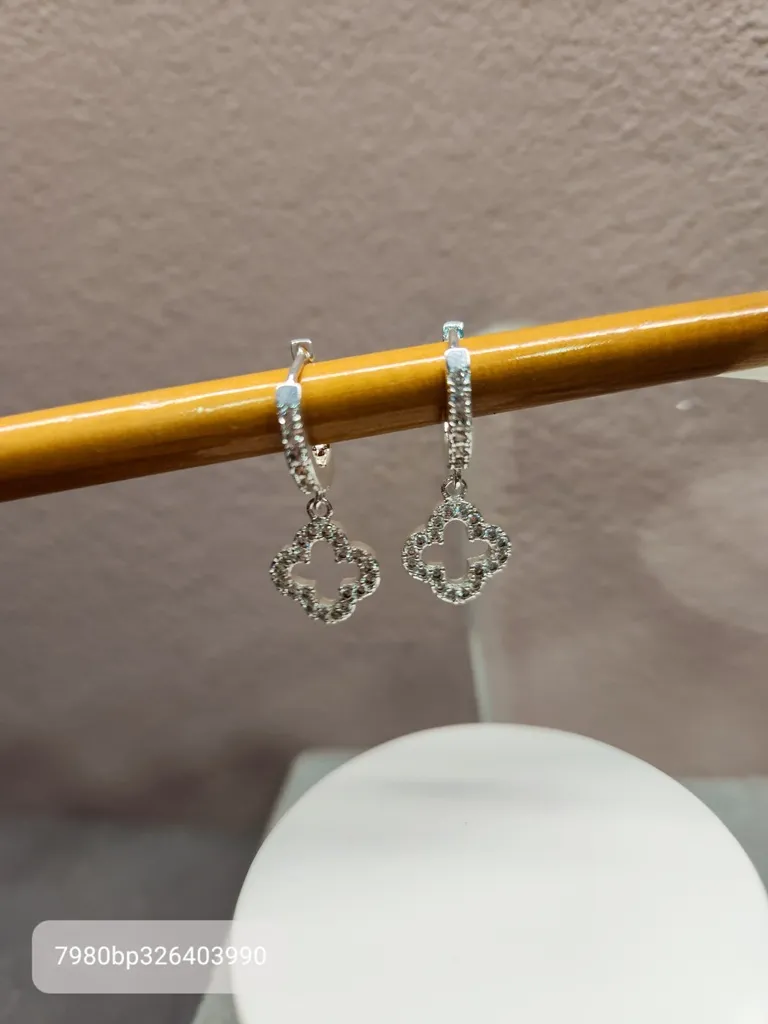 BRINCO PRATA ARGOLINHA FLOR VAZ ZIRC