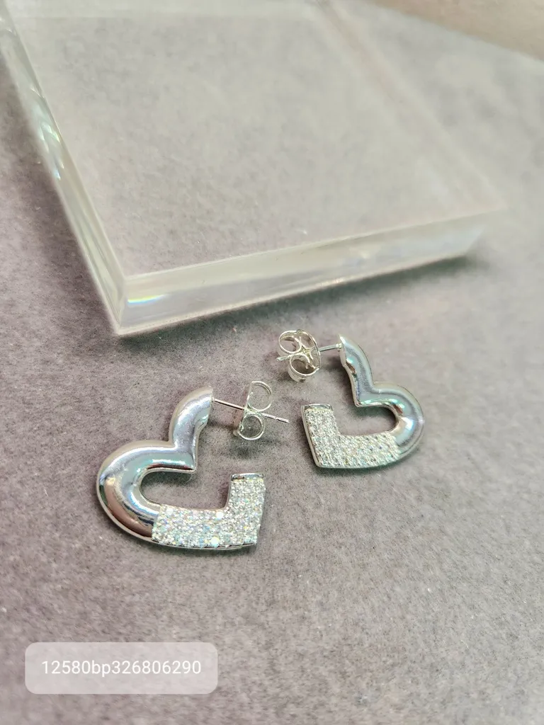 BRINCO PRATA MEIA ARGOLA CORAÇÃO ZIRC