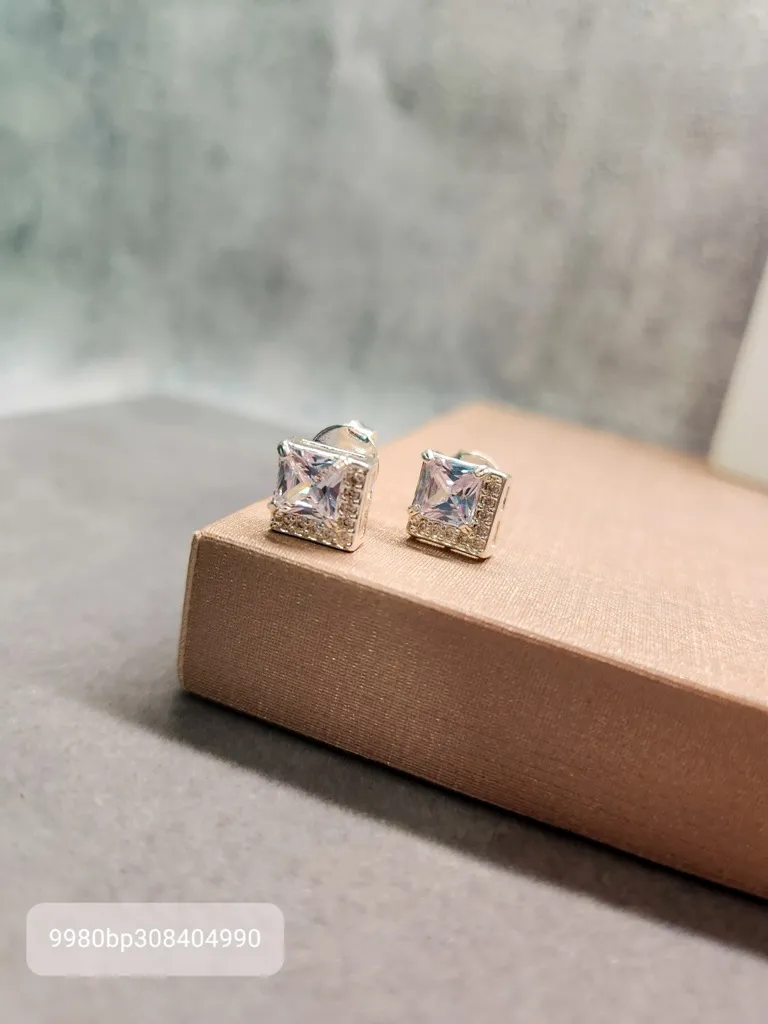 BRINCO PRATA QUADRADO CRISTAL Z