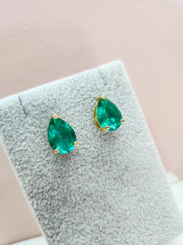 BRINCO OURO GOTA 3 PONTOS ESMERALDA