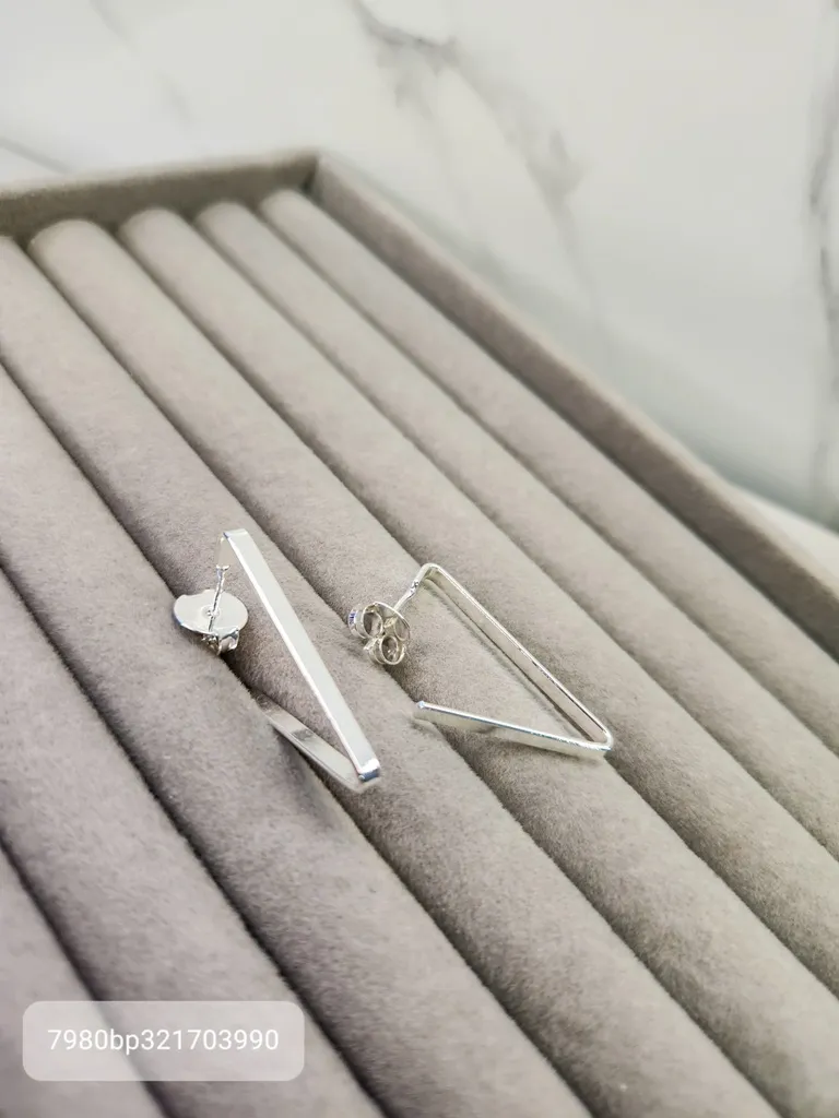 BRINCO PRATA ARGOLA TRIANGULO G