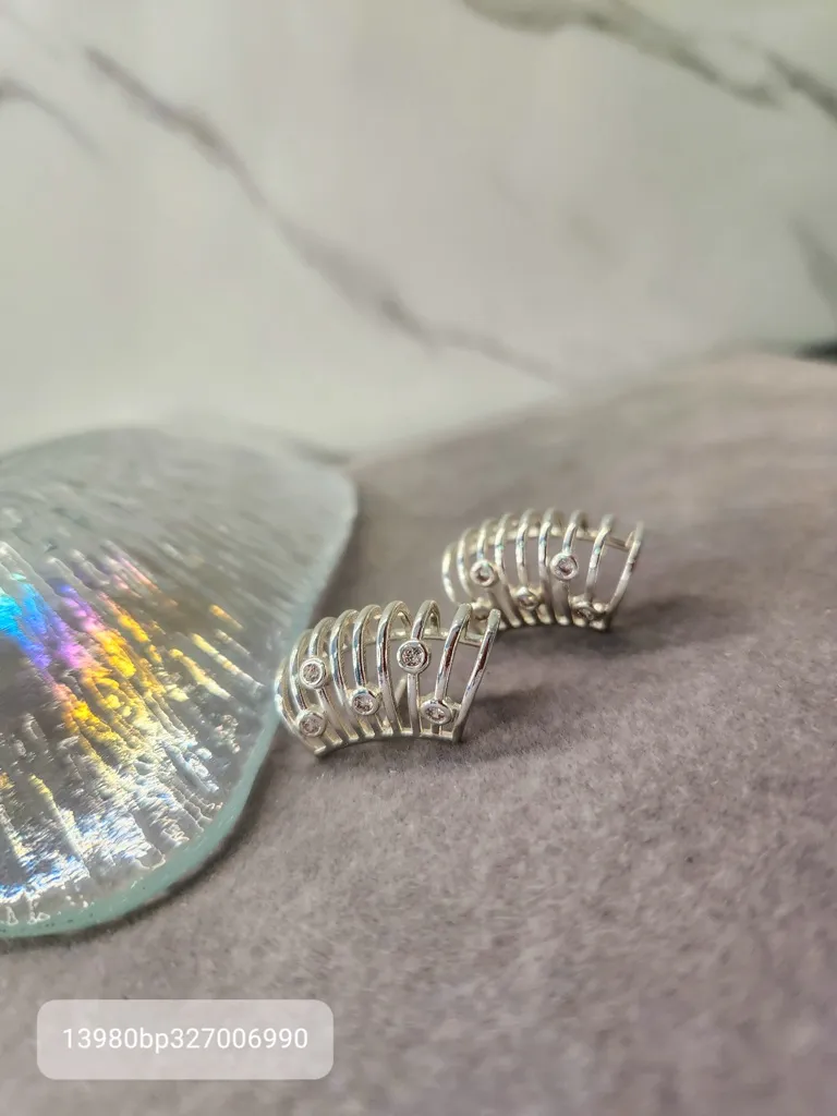 BRINCO PRATA CONCHA PONTOS DE LUZ