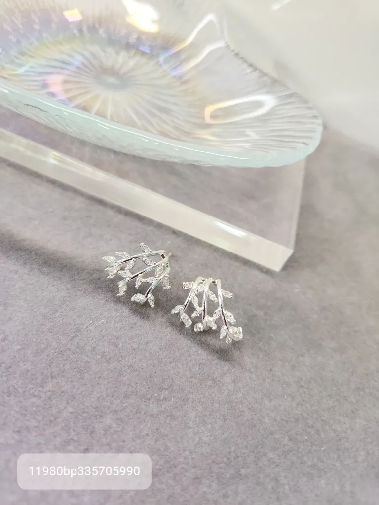 BRINCO PRATA EAR HOOK FOLHAS