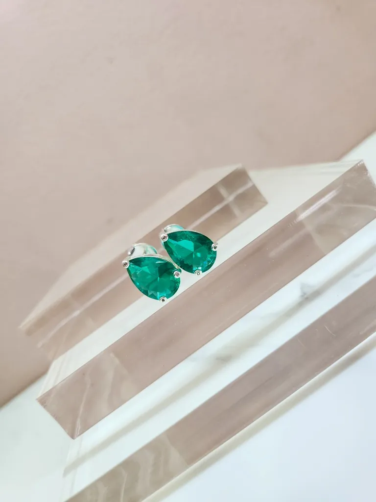 BRINCO PRATA GOTA 3 PONTOS ESMERALDA