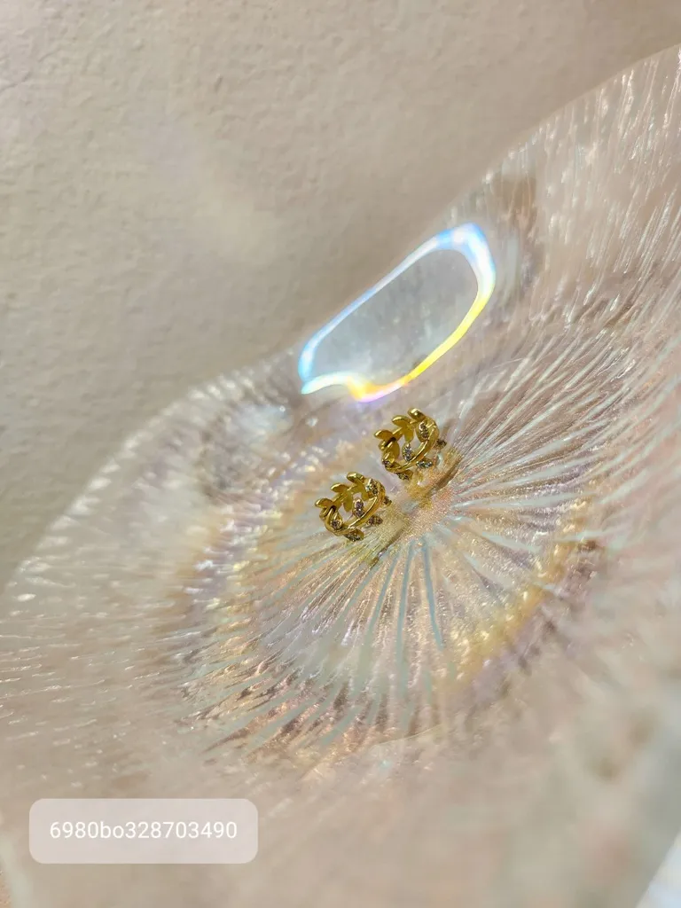 BRINCO OURO ARGOLINHA FOLHINHAS ZIRC