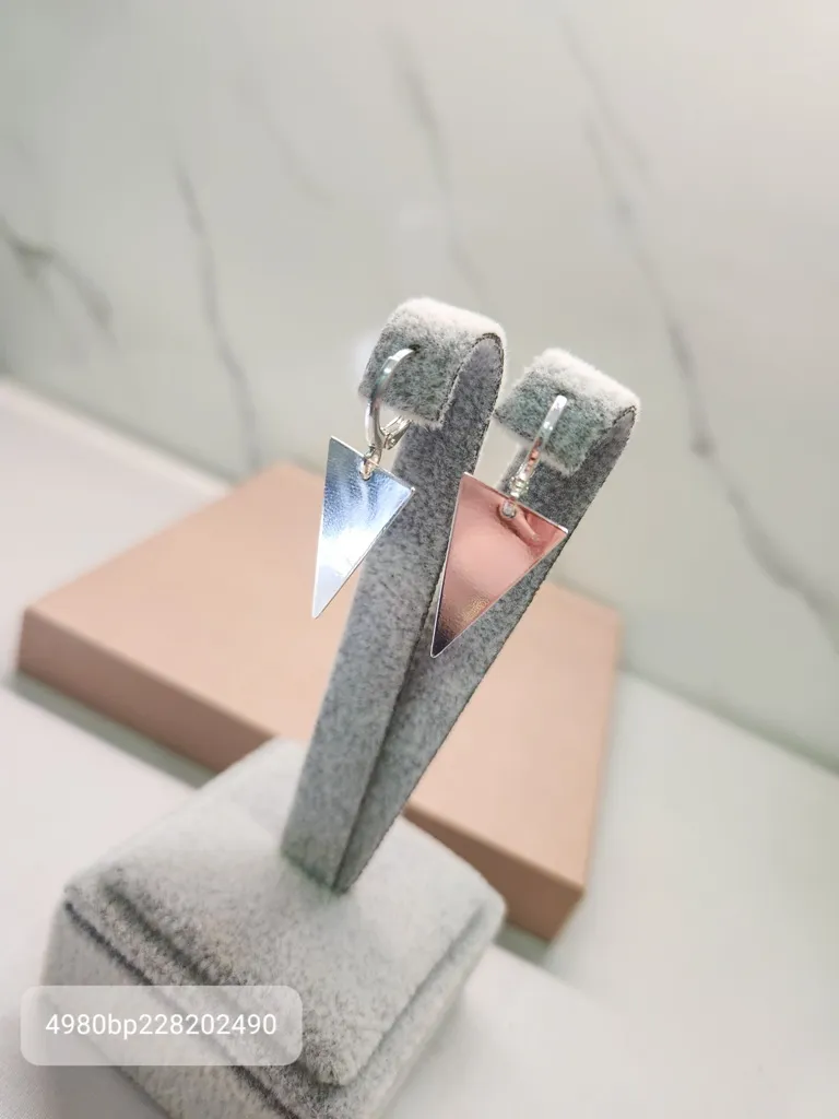 BRINCO PRATA ARGOLA TRIANGULO