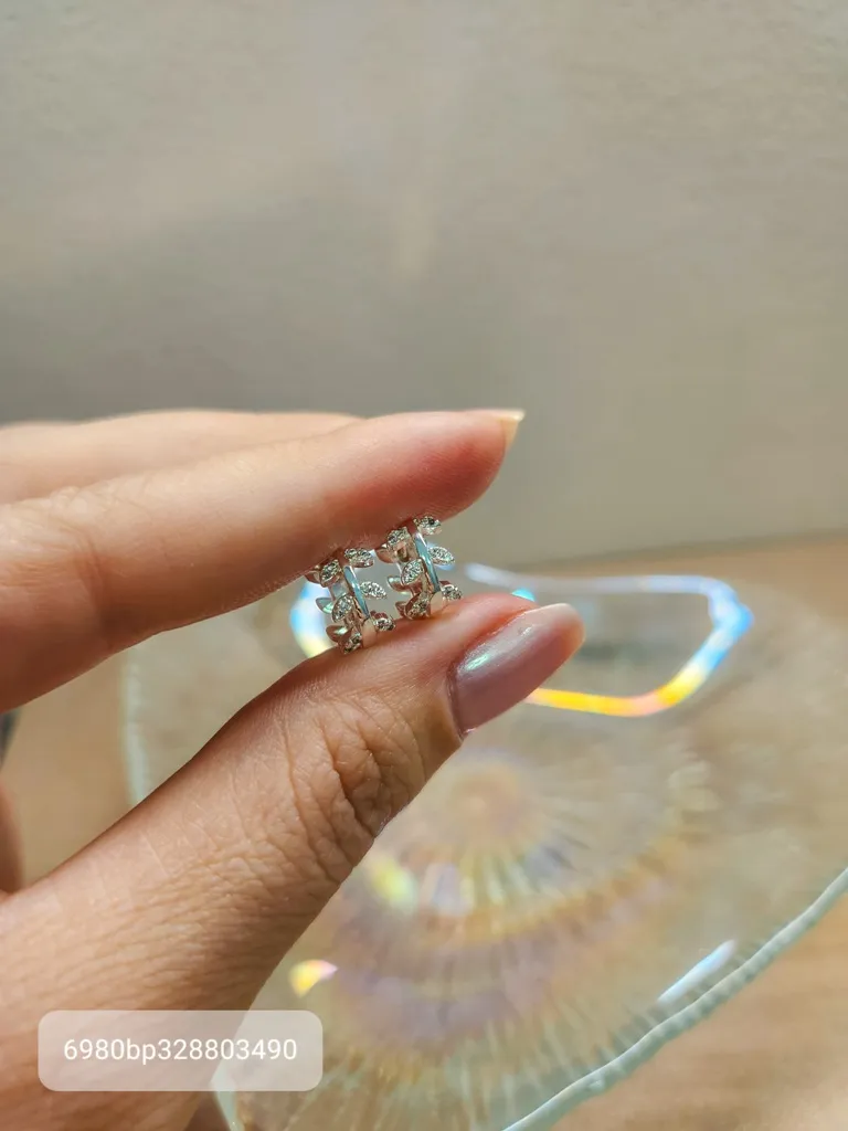 BRINCO PRATA ARGOLINHA FOLHINHAS ZIRC