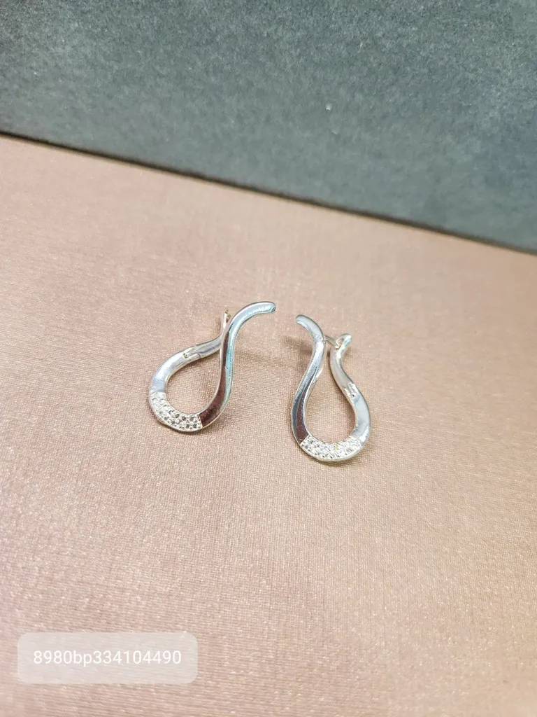 BRINCO PRATA OITO ZIRC