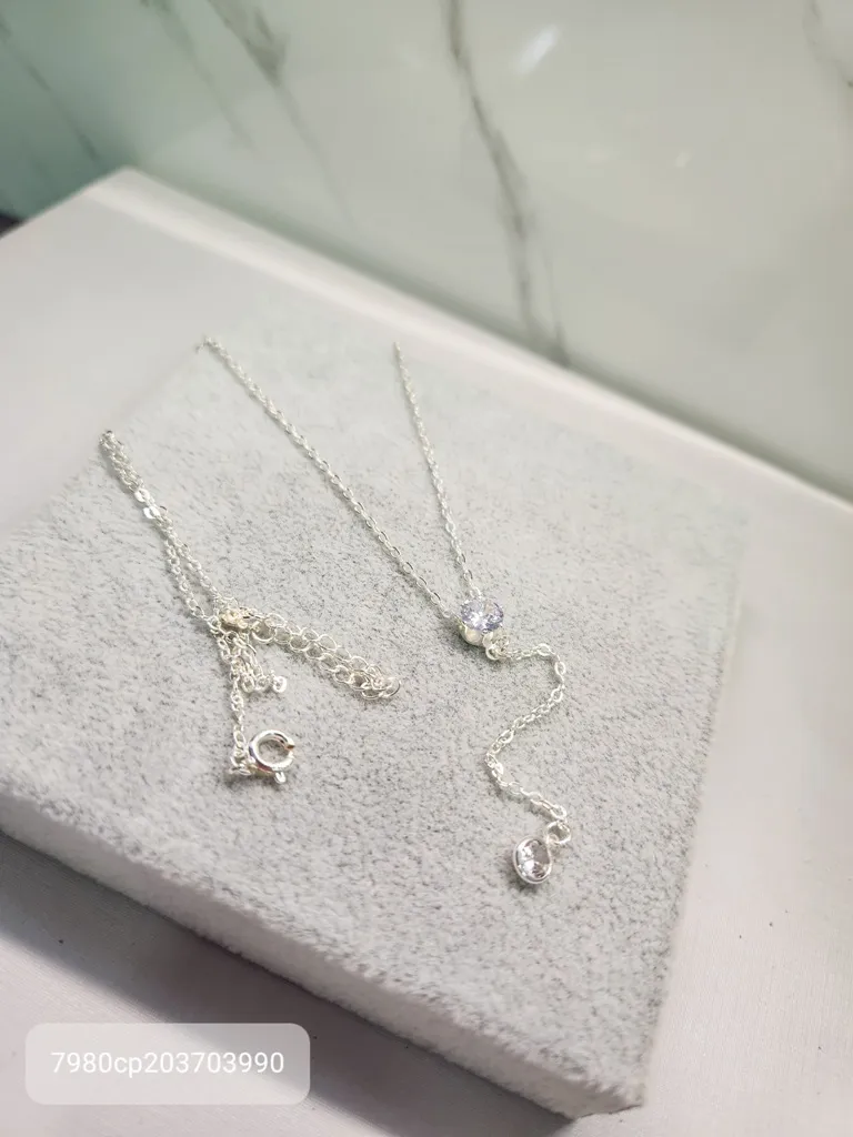 COLAR PRATA GRAVATA PONTO DE LUZ