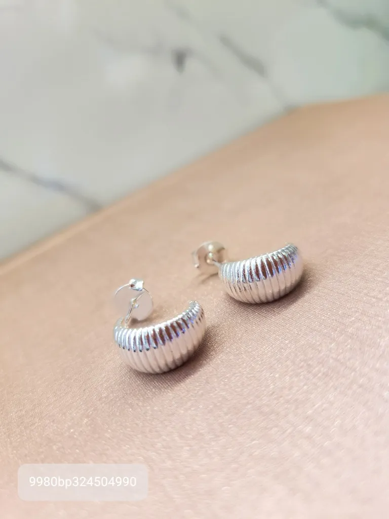 BRINCO PRATA MEIA ARGOLA TATU