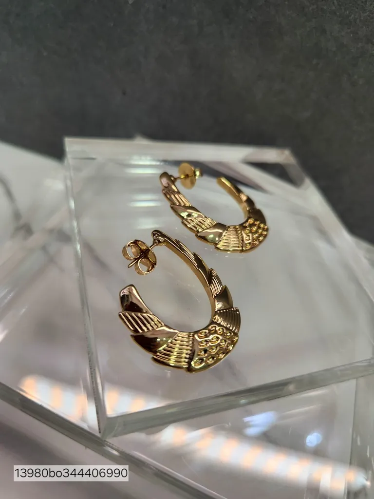 BRINCO OURO ARGOLA OVAL DESENHADA