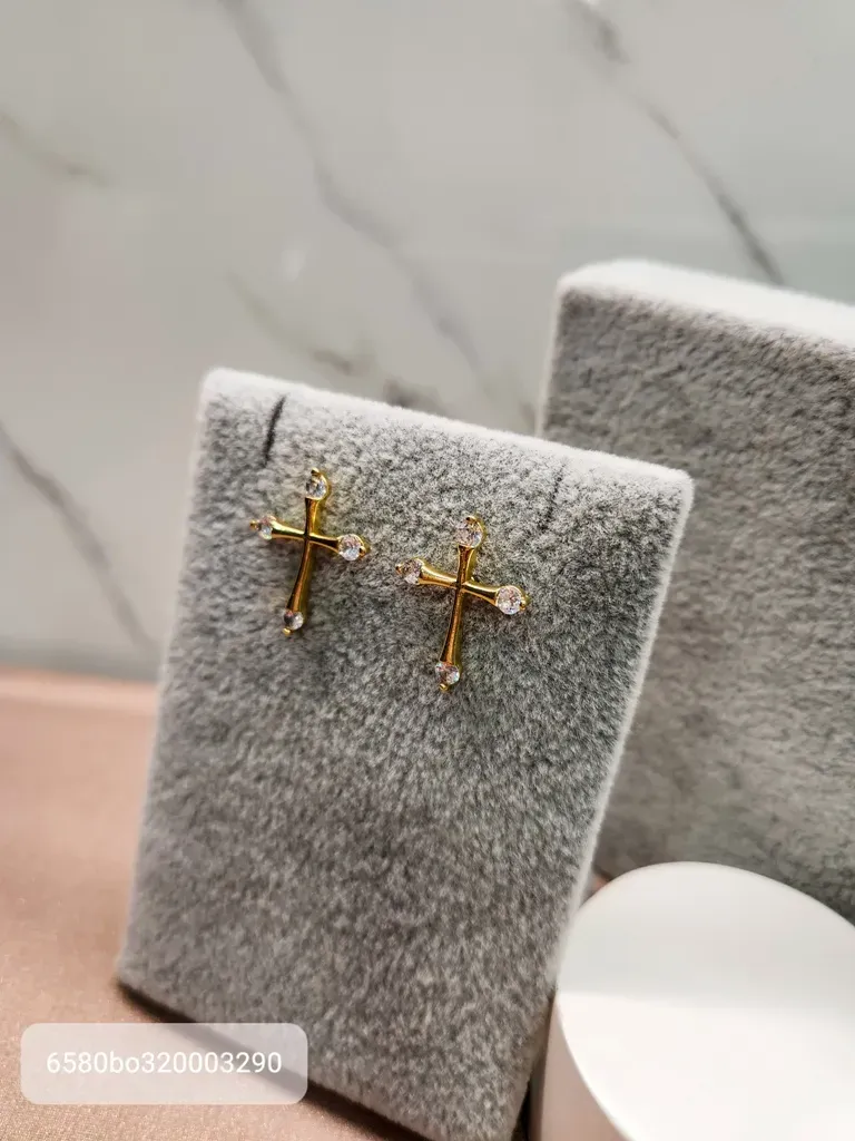 BRINCO OURO CRUZ 3 PONTOS DE LUZ