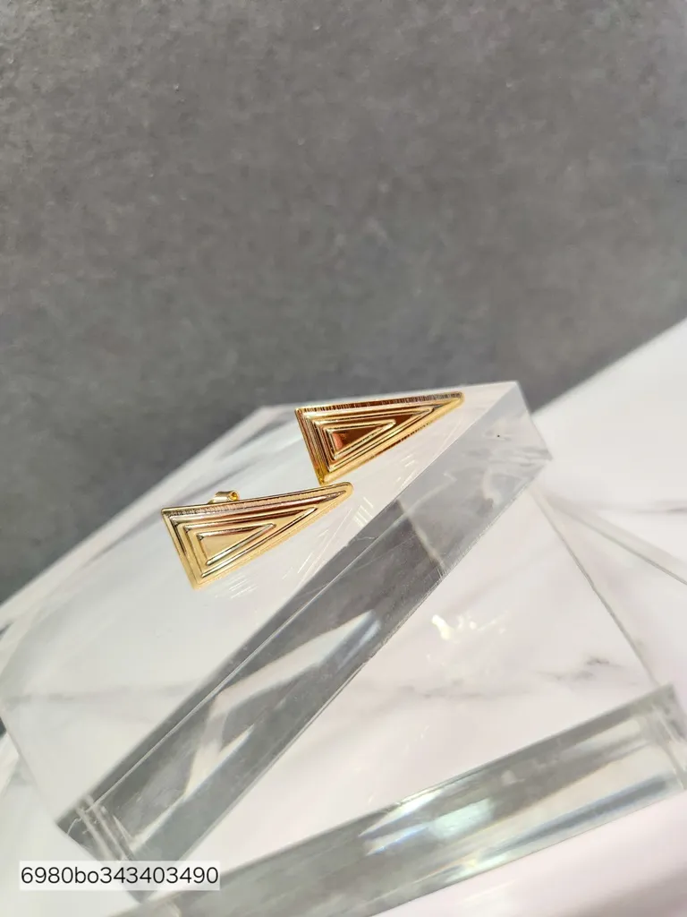 BRINCO OURO TRIANGULO DESENHADO