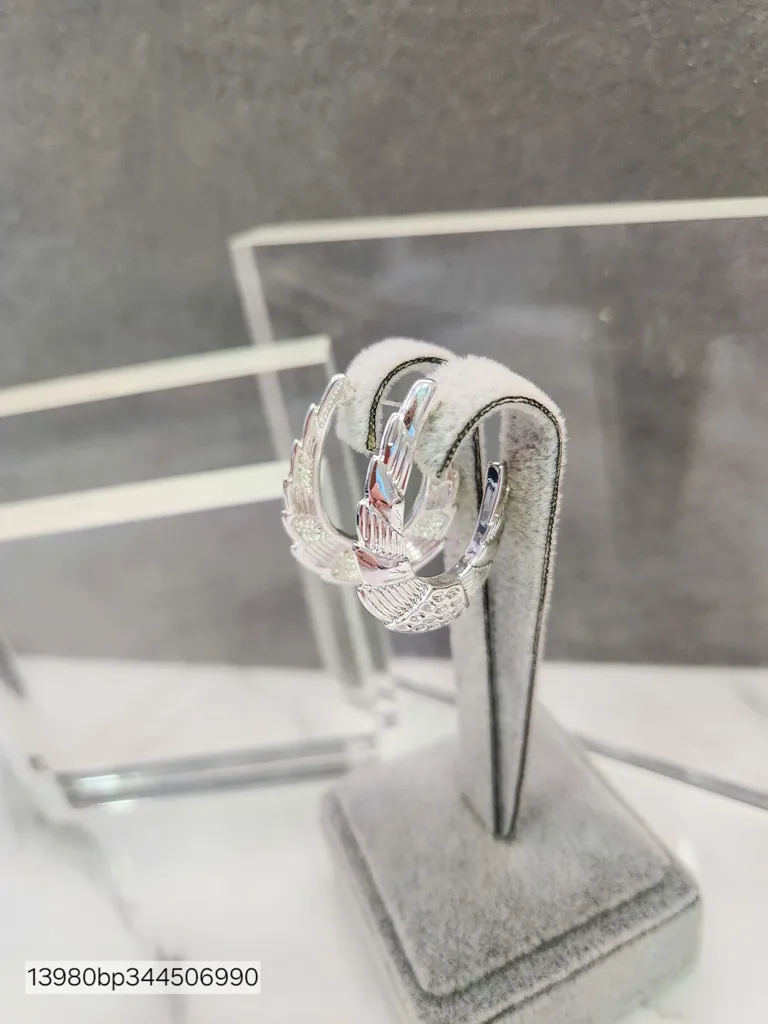 BRINCO PRATA ARGOLA OVAL DESENHADA