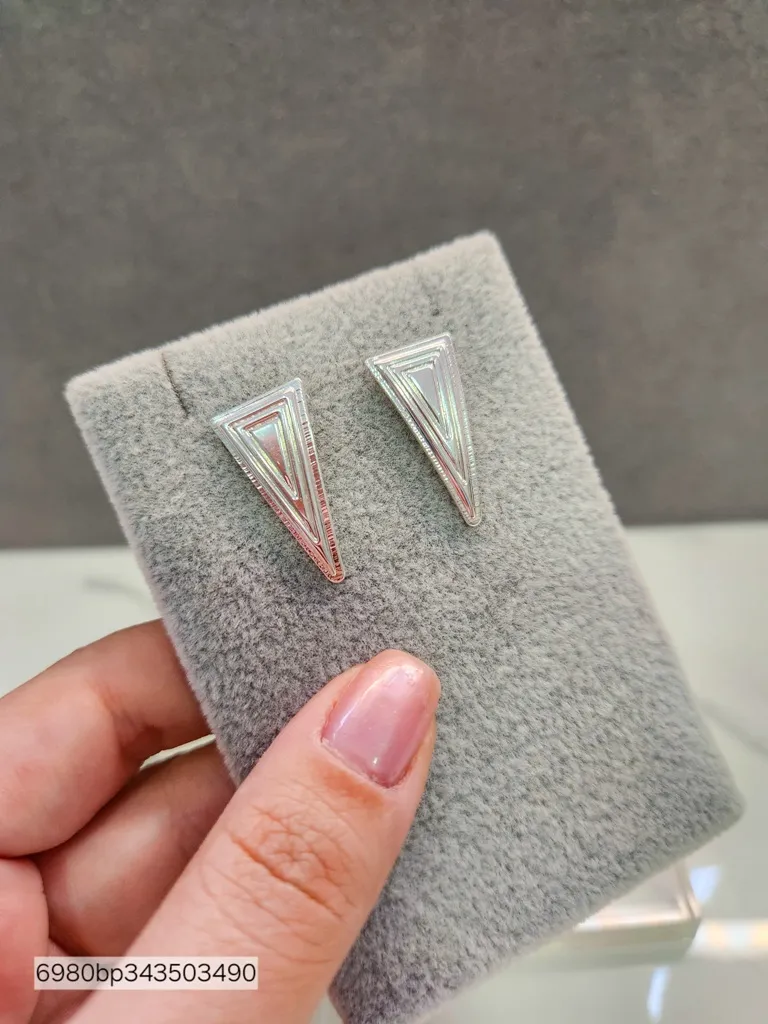 BRINCO PRATA TRIANGULO DESENHADO