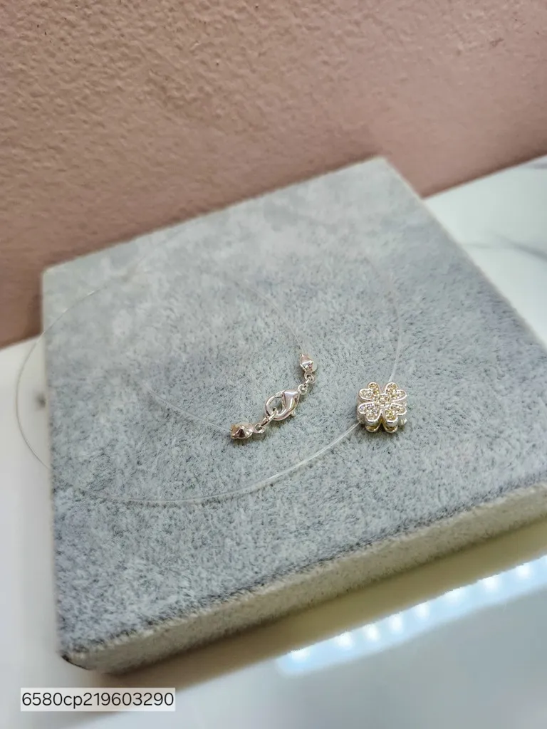 COLAR INVISÍVEL TREVO PRATA