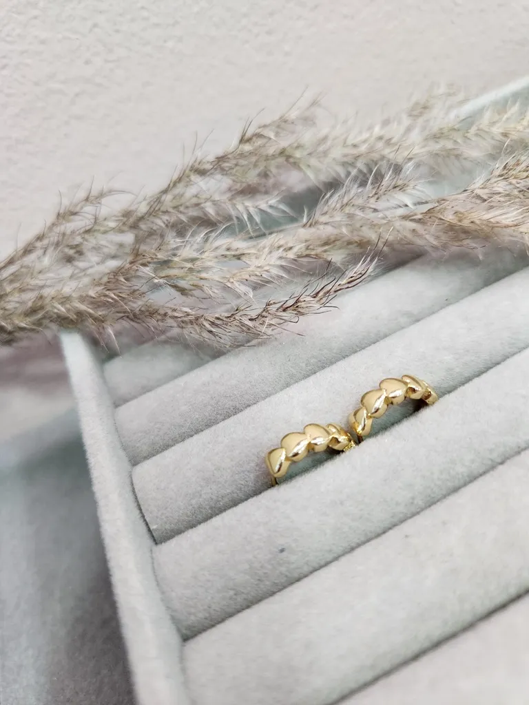 BRINCO OURO ARGOLA CORAÇÕES M