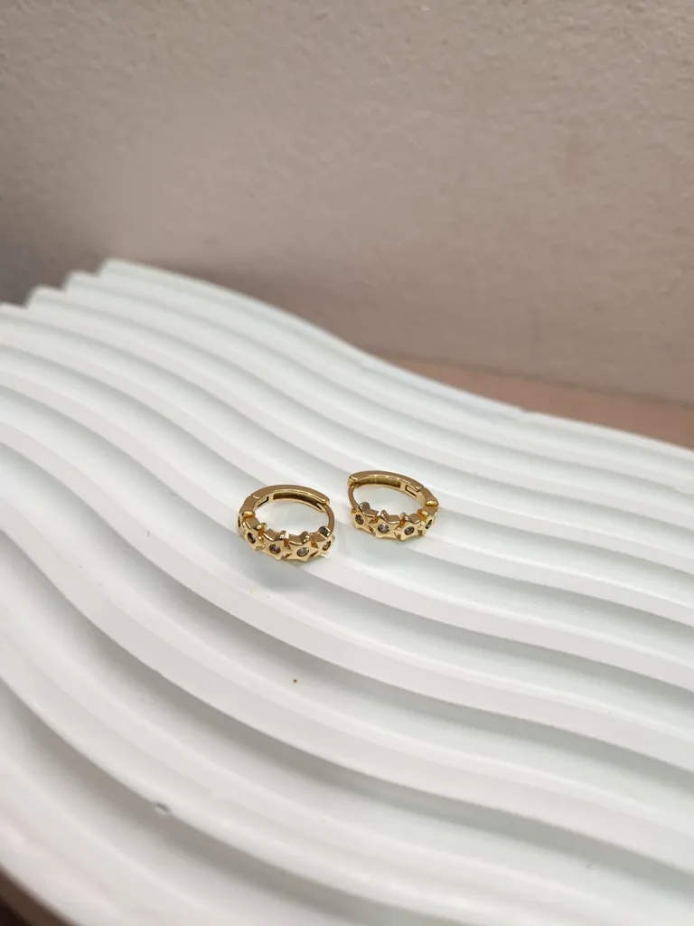 BRINCO OURO ARGOLA ESTRELAS M